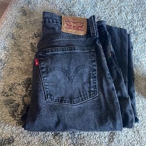 Black Levi’s jeans scallop cropped